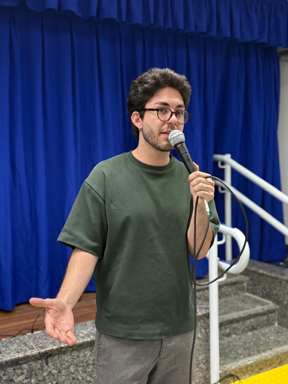Abraço afetuoso entre gerações em um ambiente acolhedor