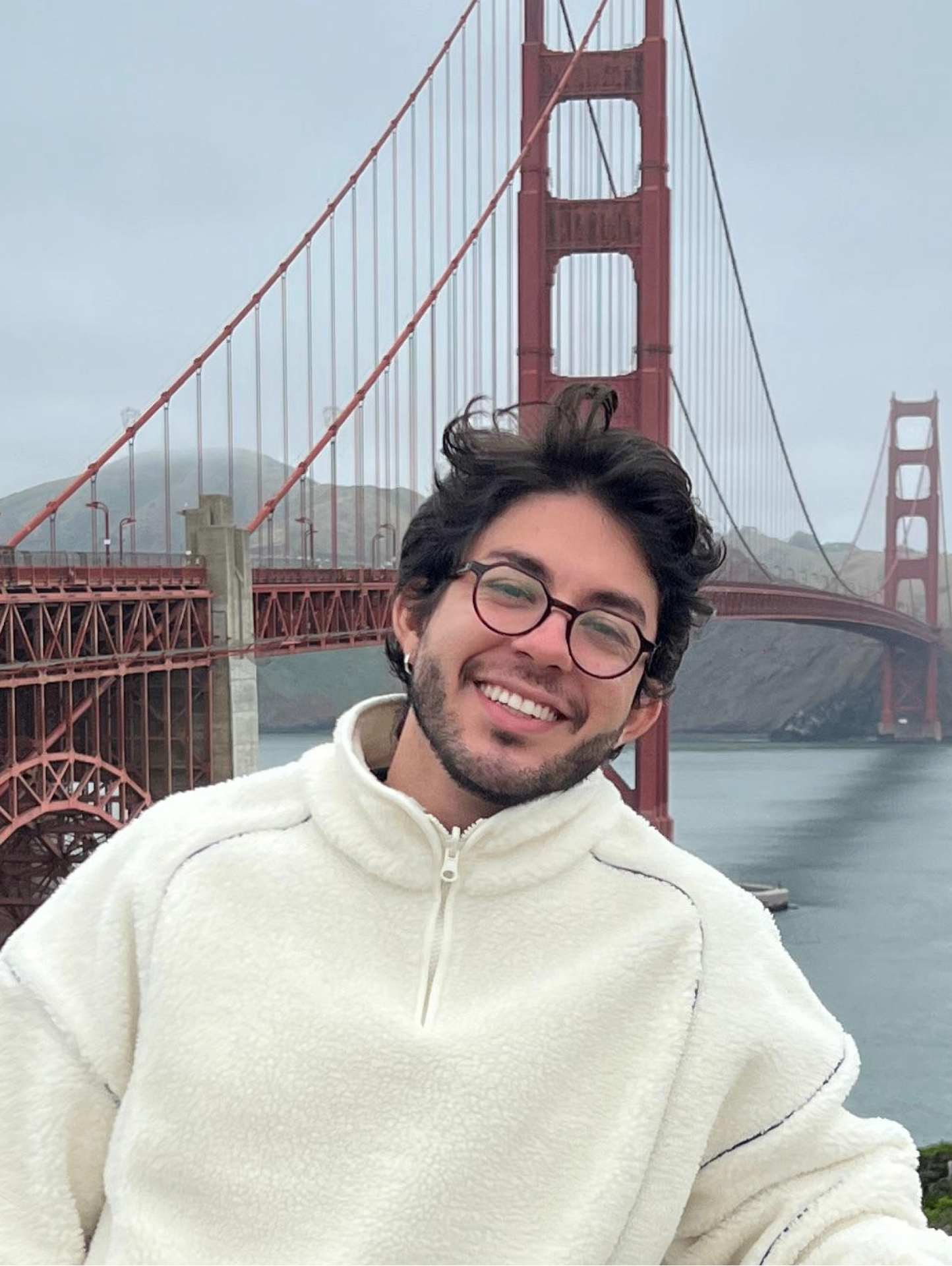 Gustavo Modena em frente à Golden Gate Bridge, em São Francisco (EUA)